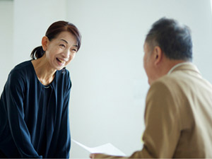 挨拶する男女の親御様